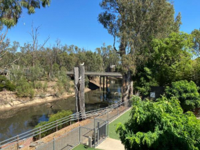 Adelphi Apartments 3 or 3A - Downstairs 2 Bedroom or Upstairs Studio with Balcony, Echuca